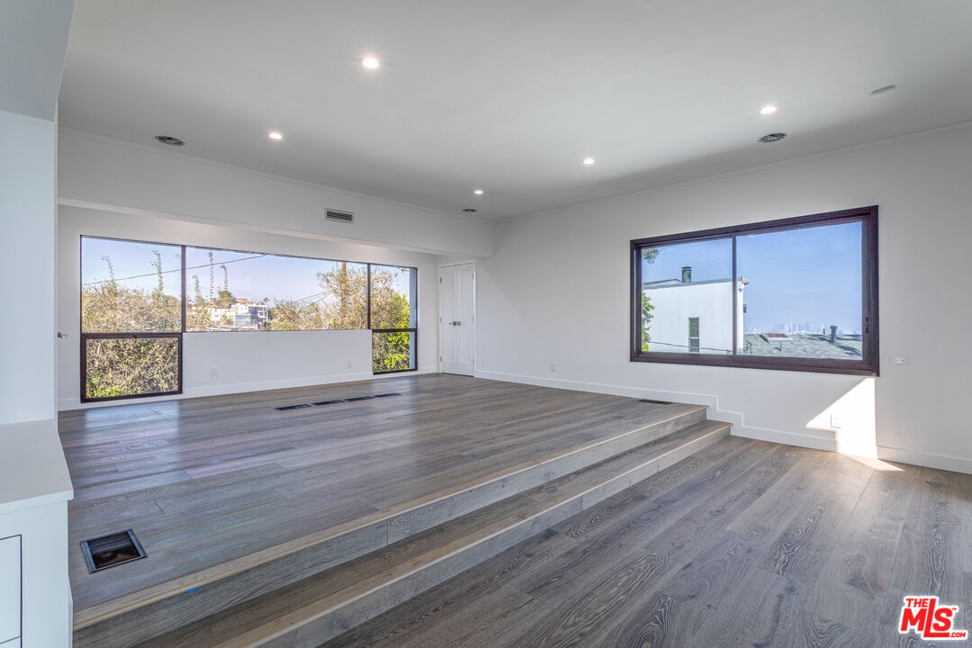 8424 Grand View Dr