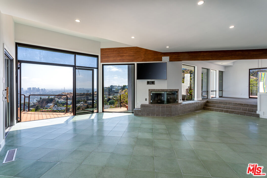 8424 Grand View Dr