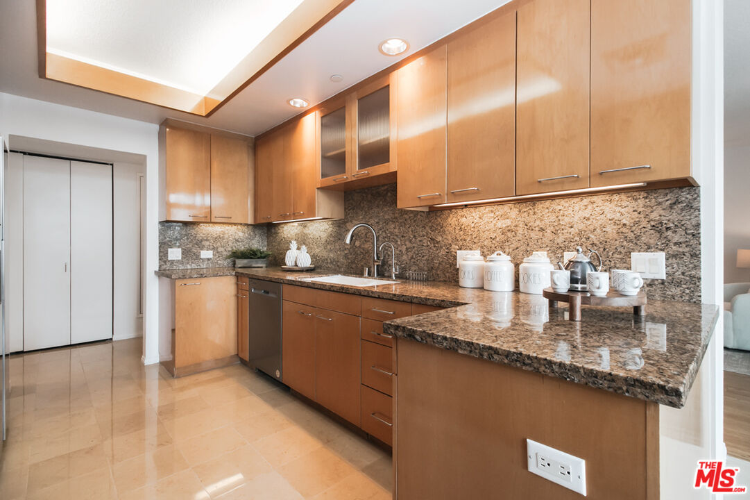 13600 Marina Pointe Dr Unit: 415