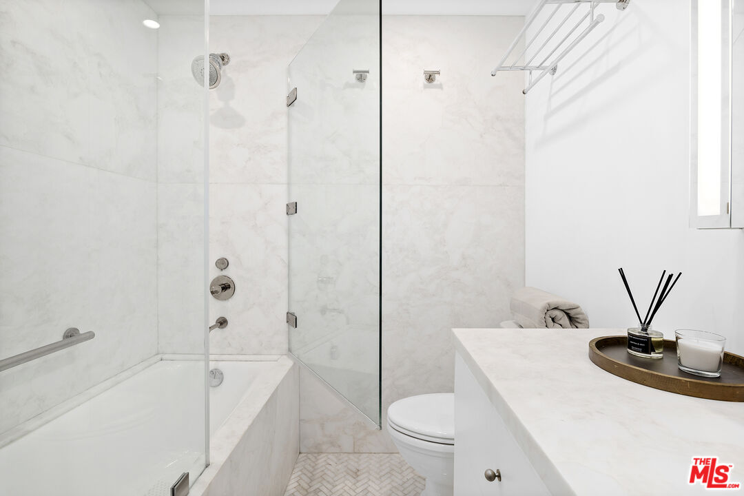 1131 Alta Loma Rd Unit: 323