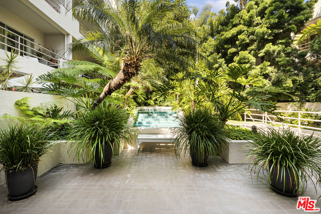 1131 Alta Loma Rd Unit: 323