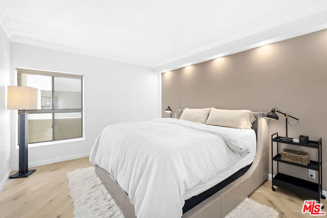 1131 Alta Loma Rd Unit: 323