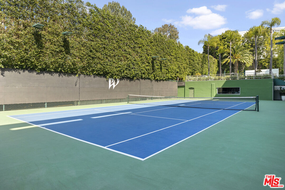 1131 Alta Loma Rd Unit: 323