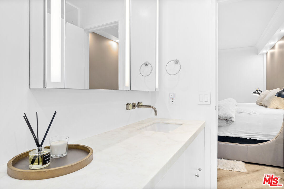 1131 Alta Loma Rd Unit: 323