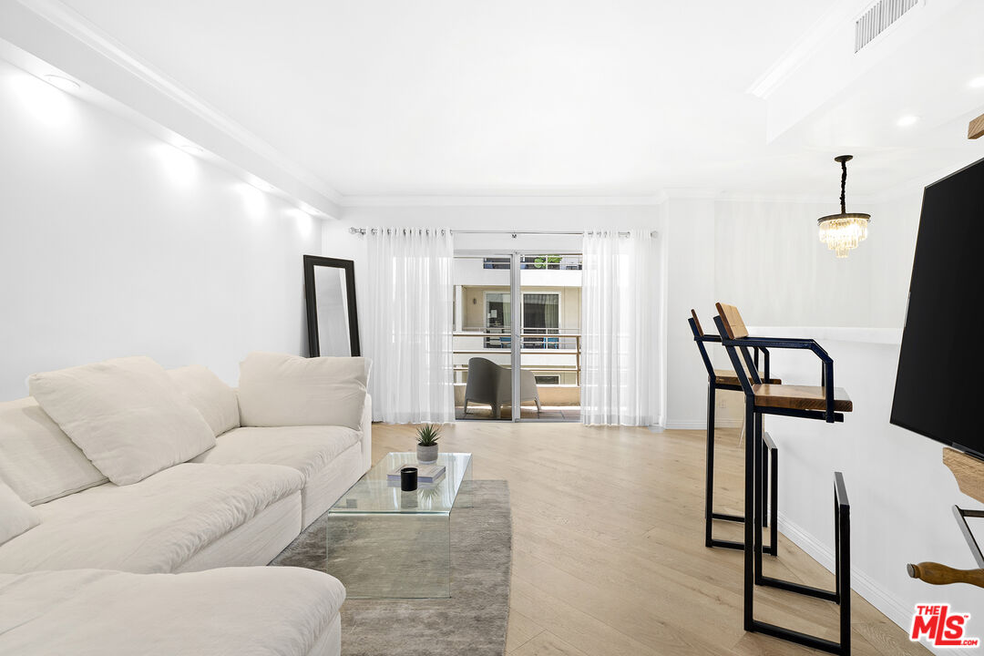 1131 Alta Loma Rd Unit: 323