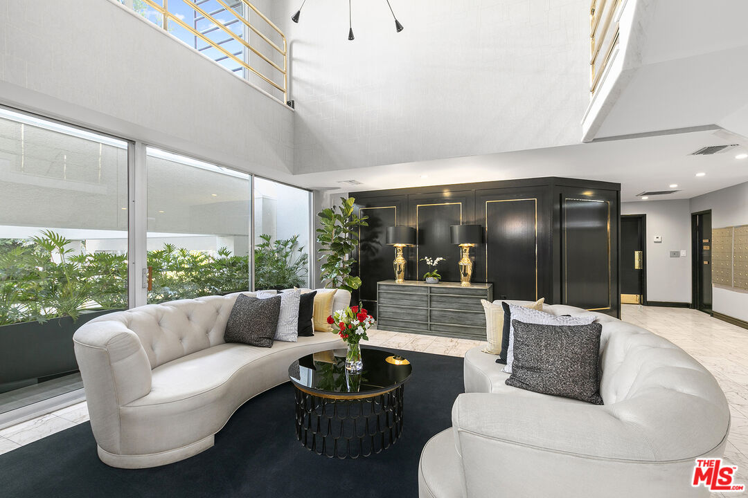 1131 Alta Loma Rd Unit: 323