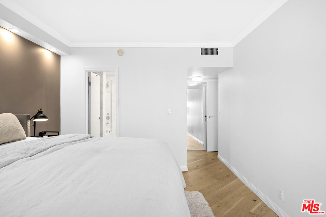 1131 Alta Loma Rd Unit: 323