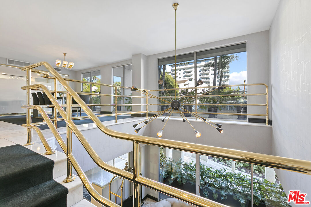 1131 Alta Loma Rd Unit: 323