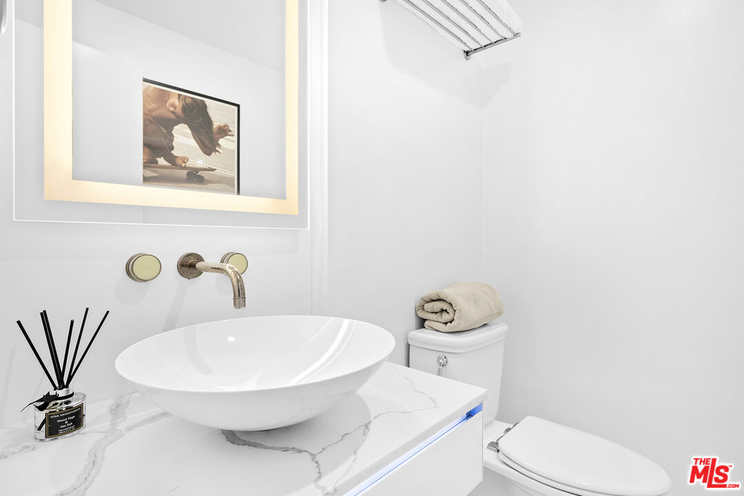 1131 Alta Loma Rd Unit: 323