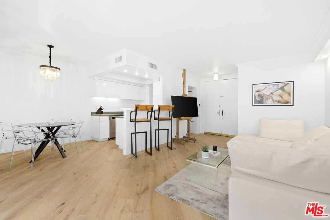 1131 Alta Loma Rd Unit: 323