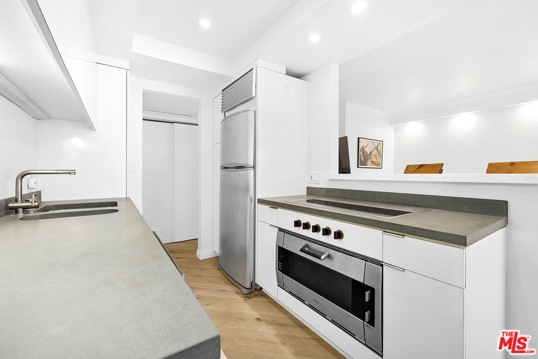 1131 Alta Loma Rd Unit: 323