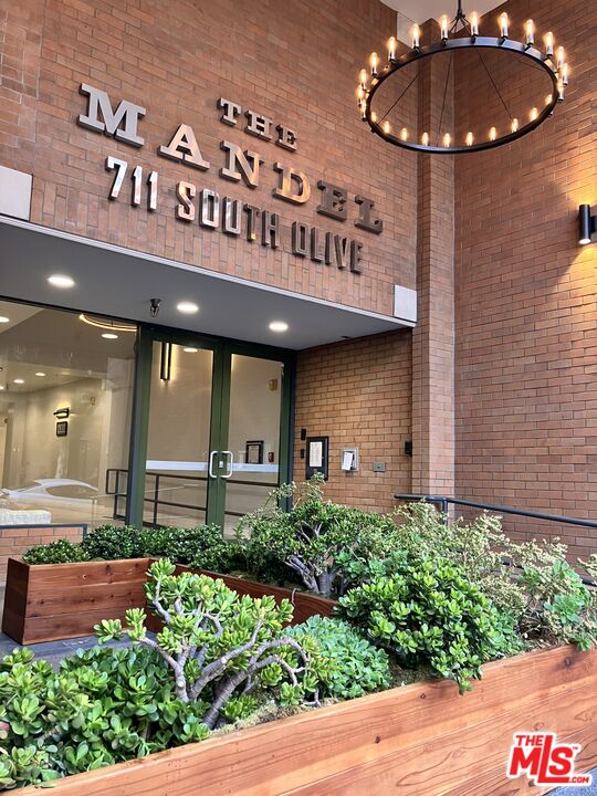 711 S Olive St Unit: 418