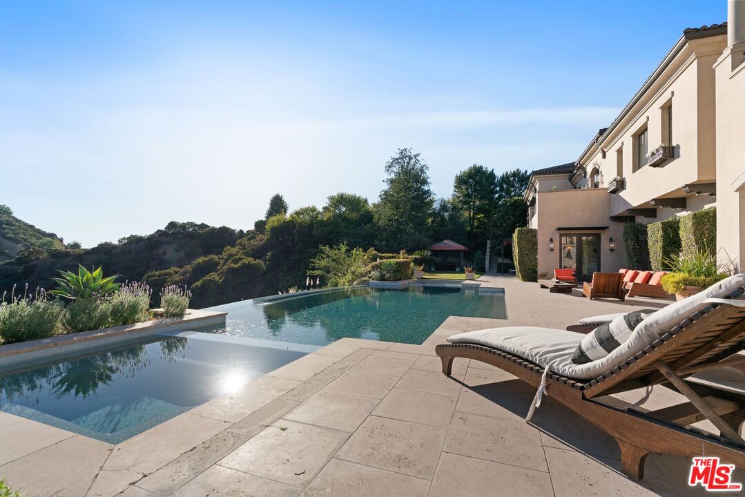 8 Beverly Ridge Ter
