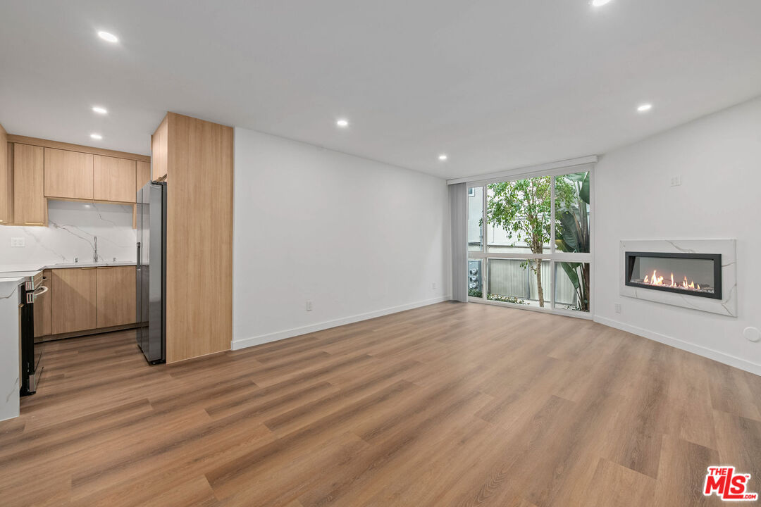 2447 N Beachwood Dr Unit: 2