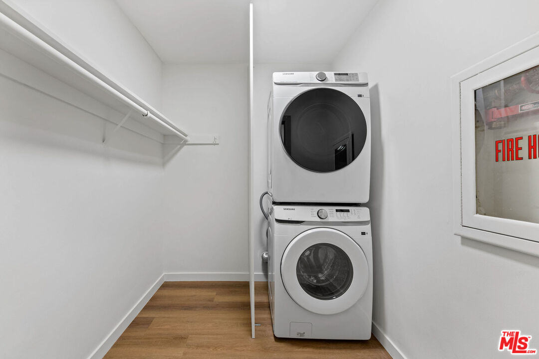 2447 N Beachwood Dr Unit: 2