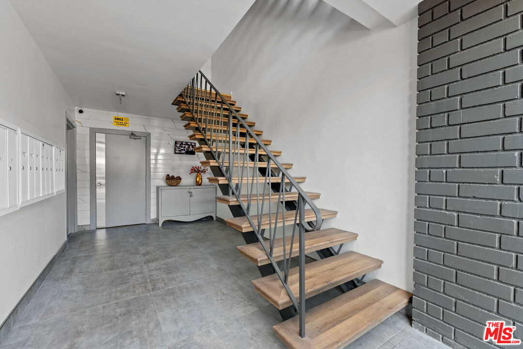 2447 N Beachwood Dr Unit: 2