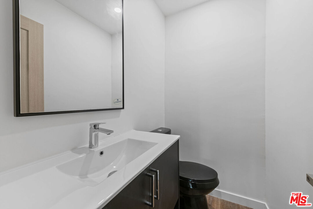 2447 N Beachwood Dr Unit: 2