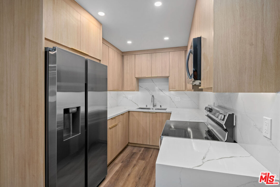 2447 N Beachwood Dr Unit: 2