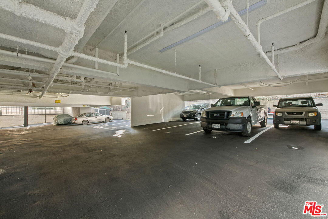 2447 N Beachwood Dr Unit: 2