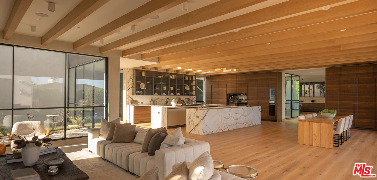 1307 N Doheny Dr