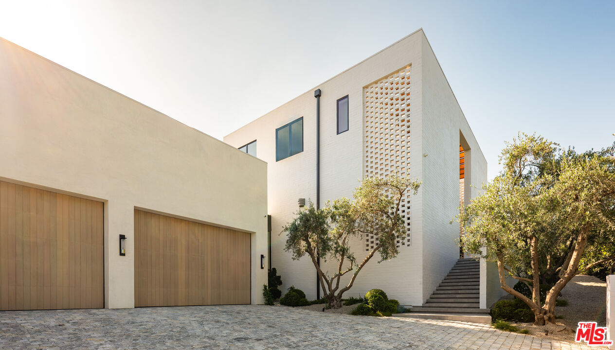 1307 N Doheny Dr