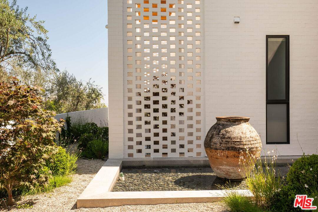 1307 N Doheny Dr