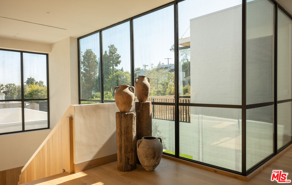 1307 N Doheny Dr