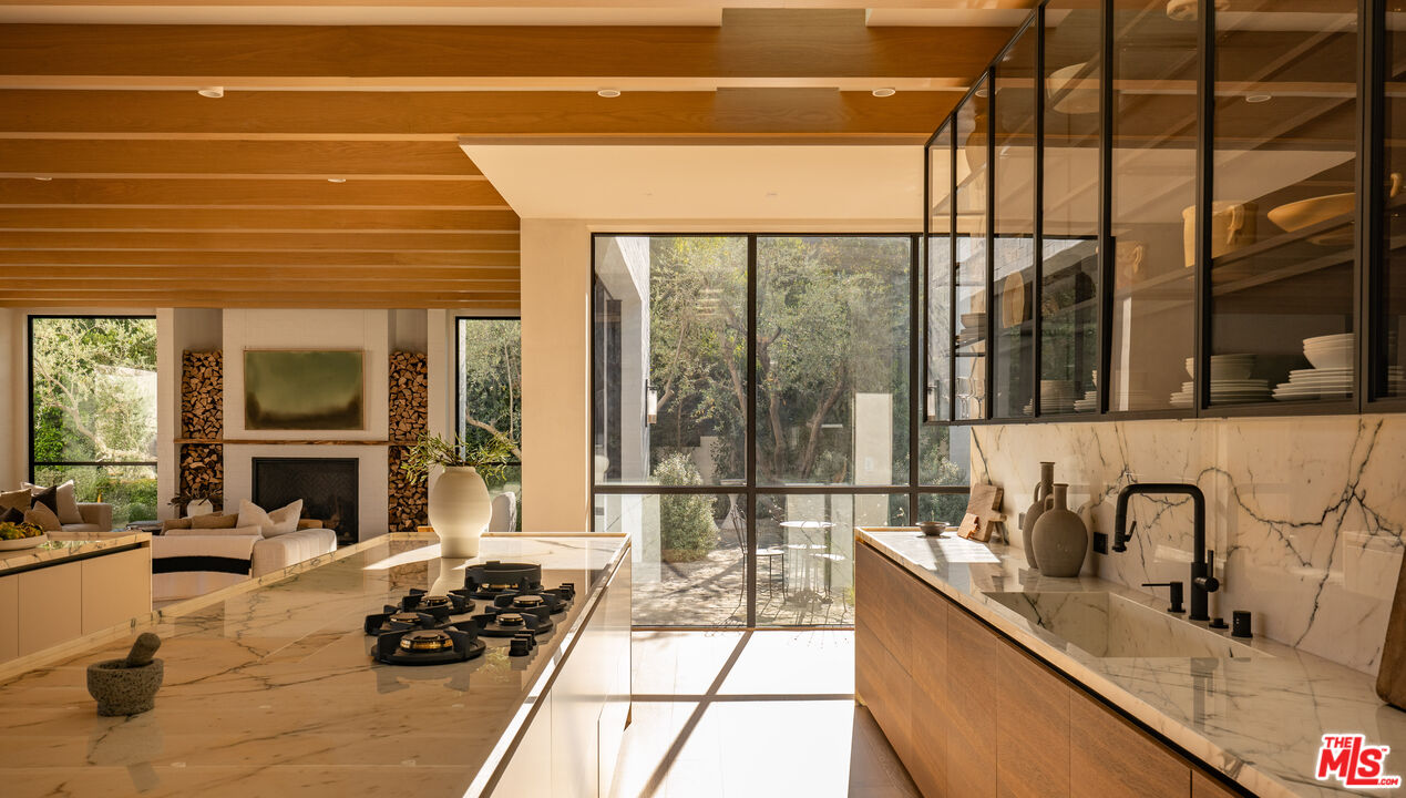 1307 N Doheny Dr
