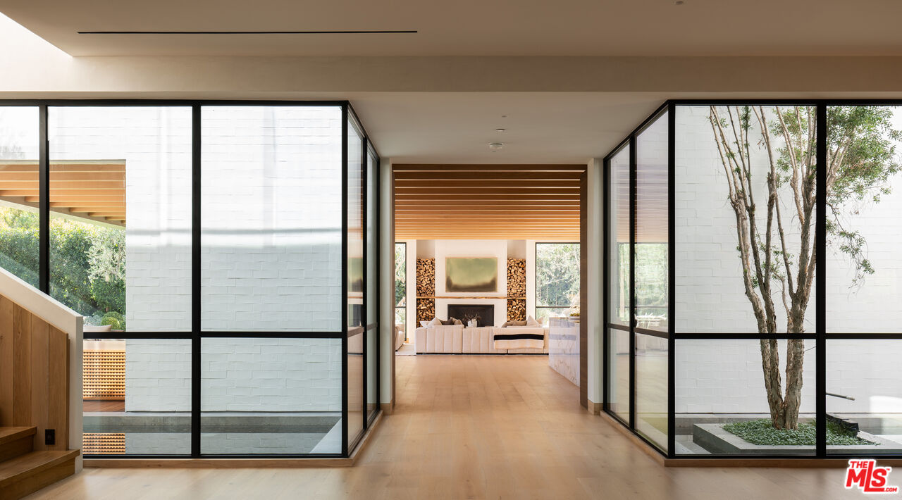 1307 N Doheny Dr