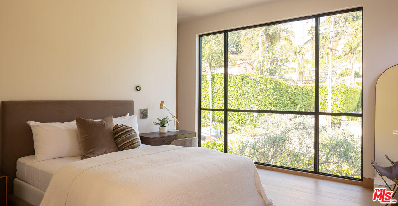 1307 N Doheny Dr