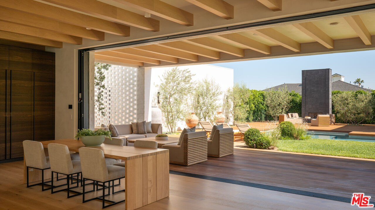1307 N Doheny Dr