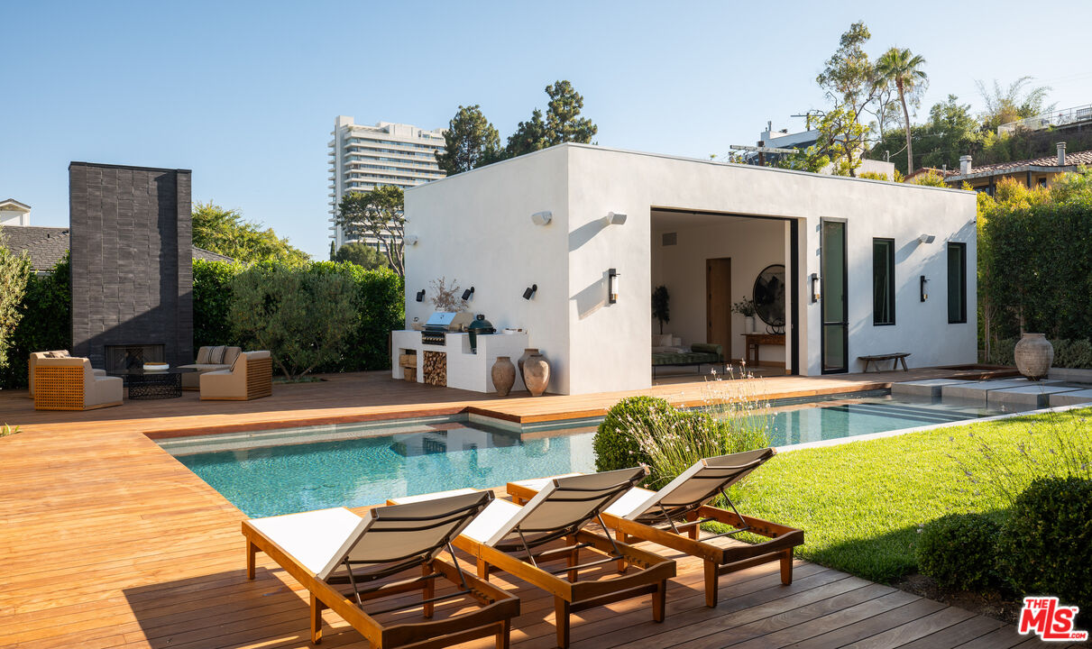 1307 N Doheny Dr