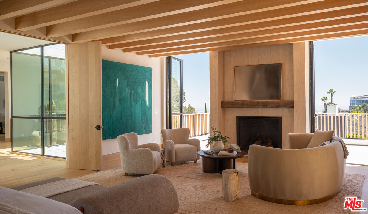 1307 N Doheny Dr