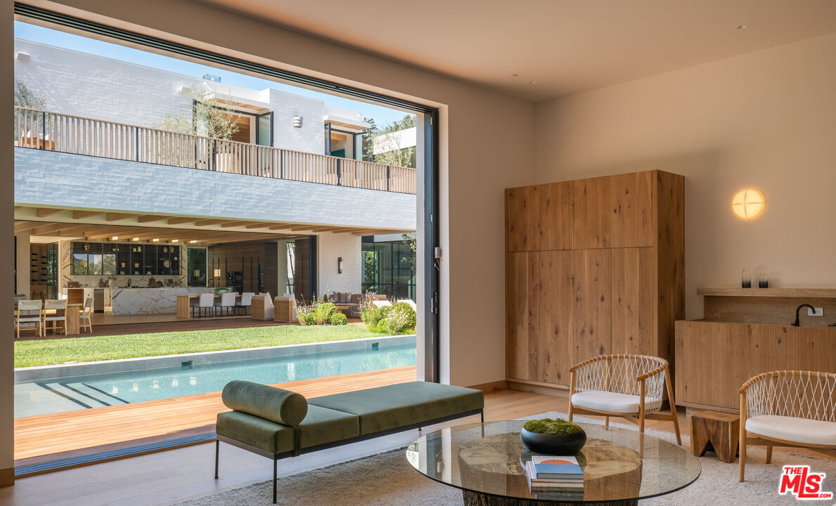 1307 N Doheny Dr