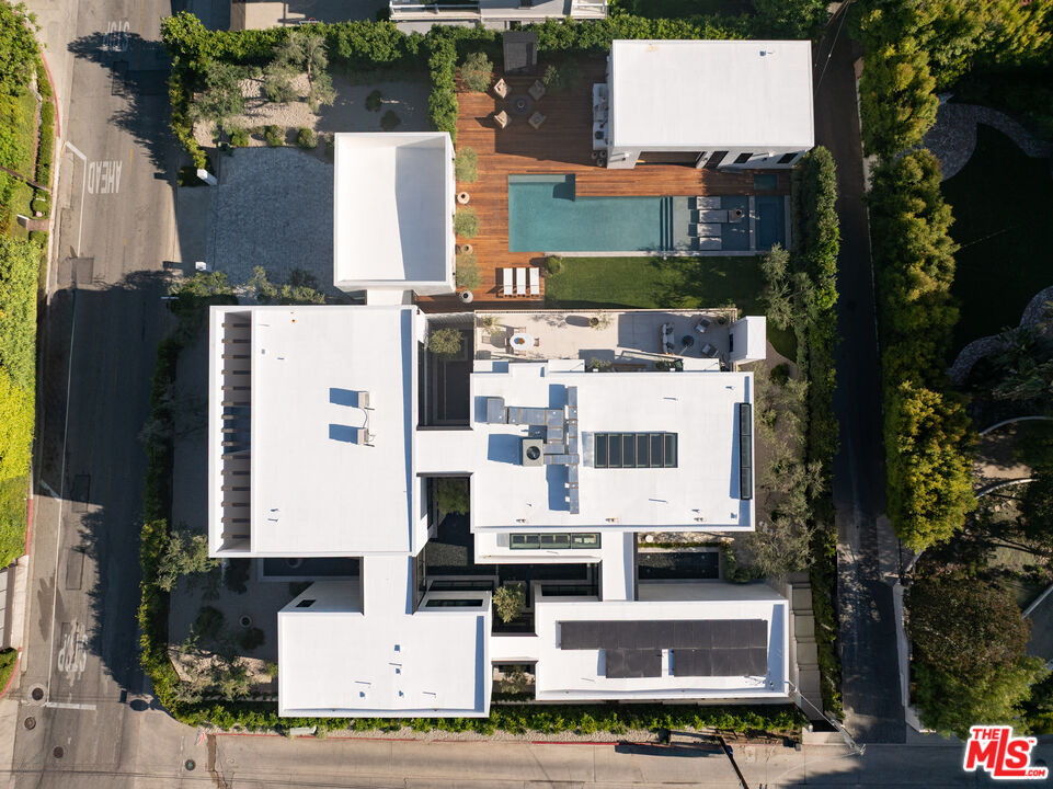 1307 N Doheny Dr