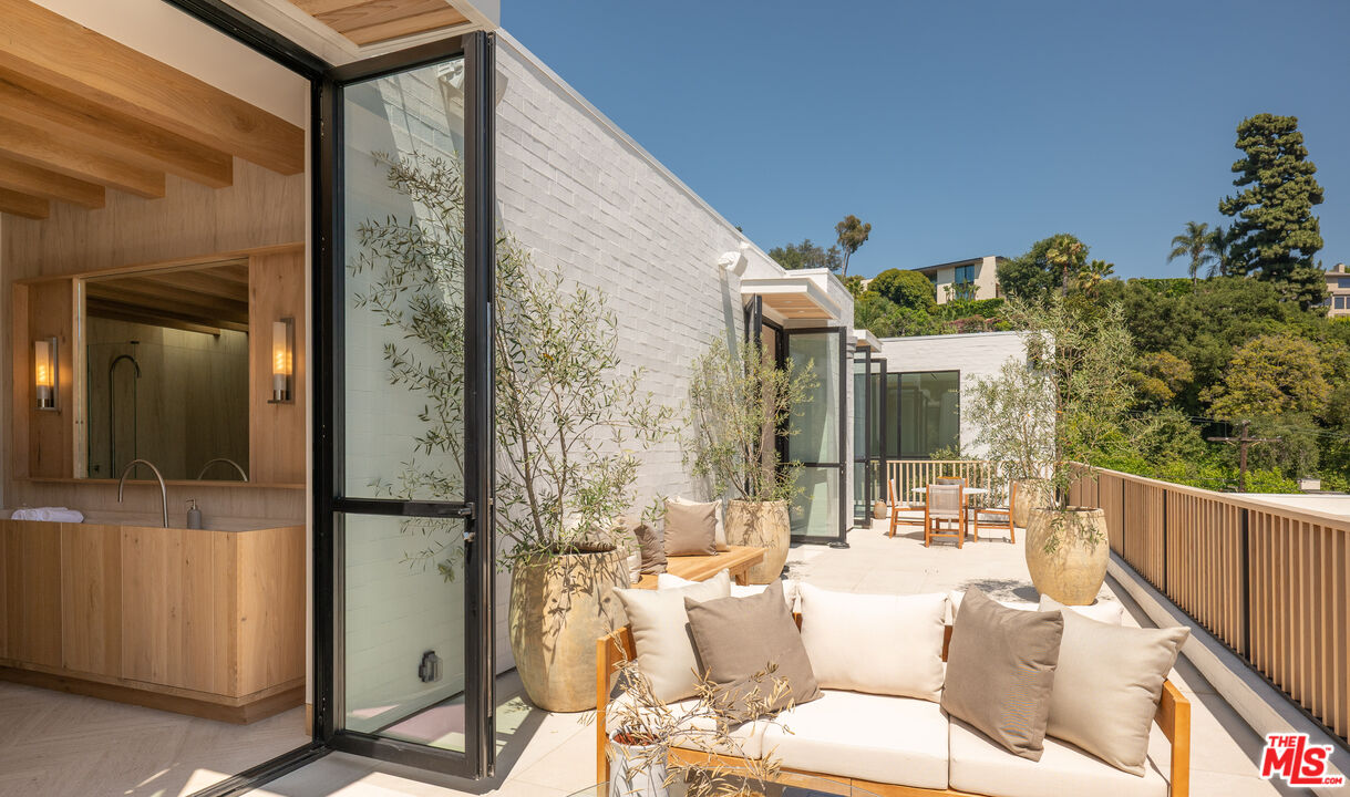 1307 N Doheny Dr
