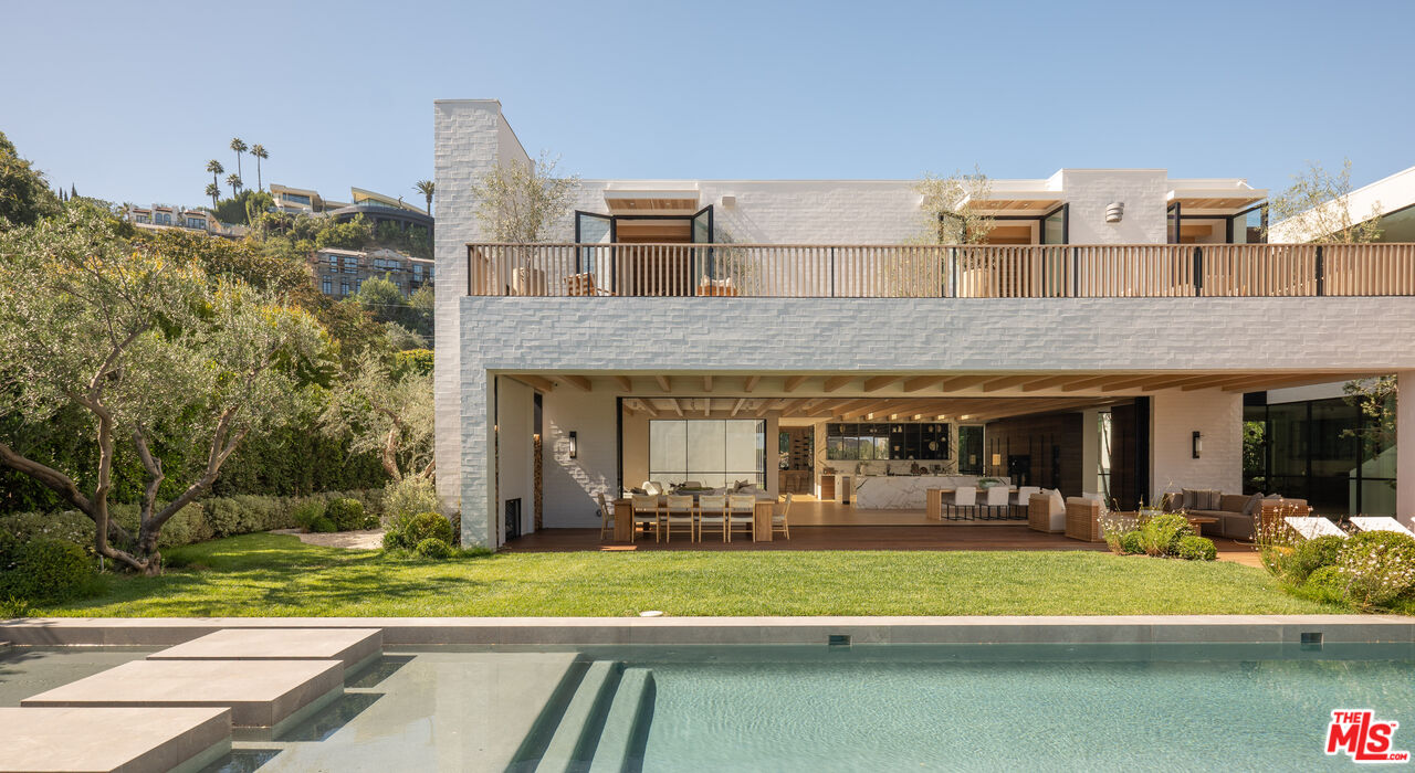1307 N Doheny Dr
