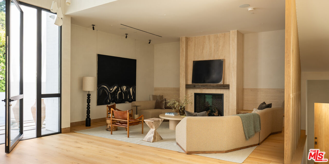 1307 N Doheny Dr