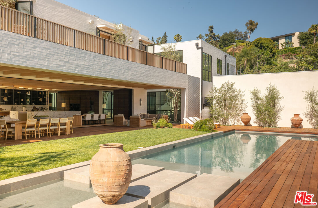 1307 N Doheny Dr