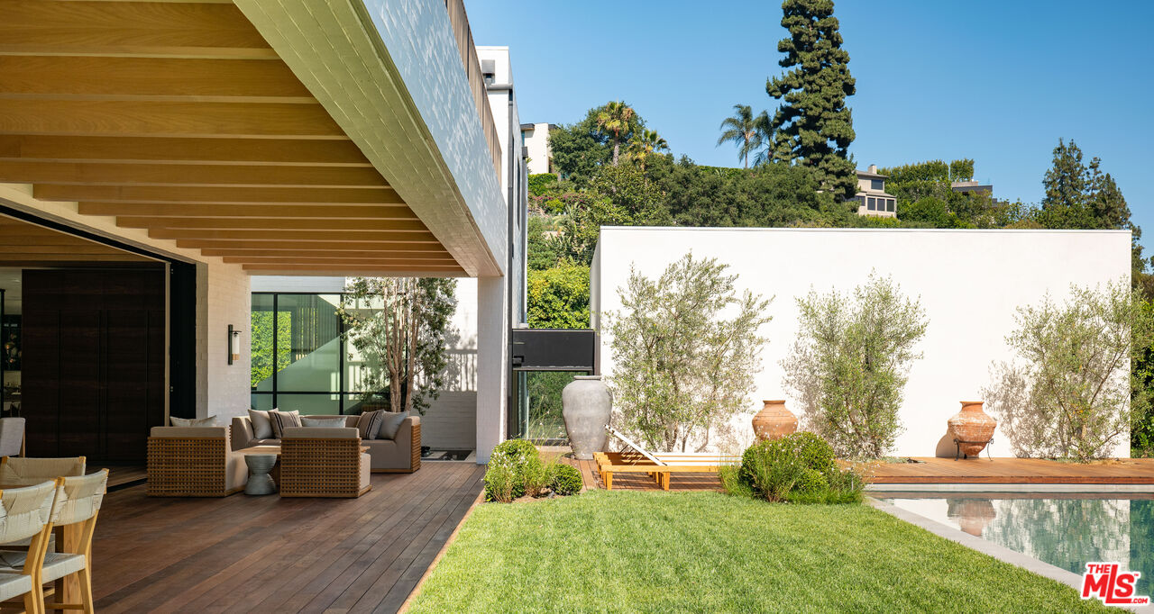 1307 N Doheny Dr