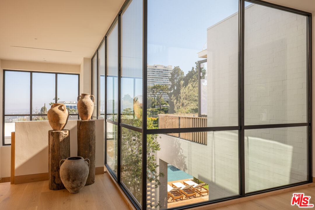 1307 N Doheny Dr