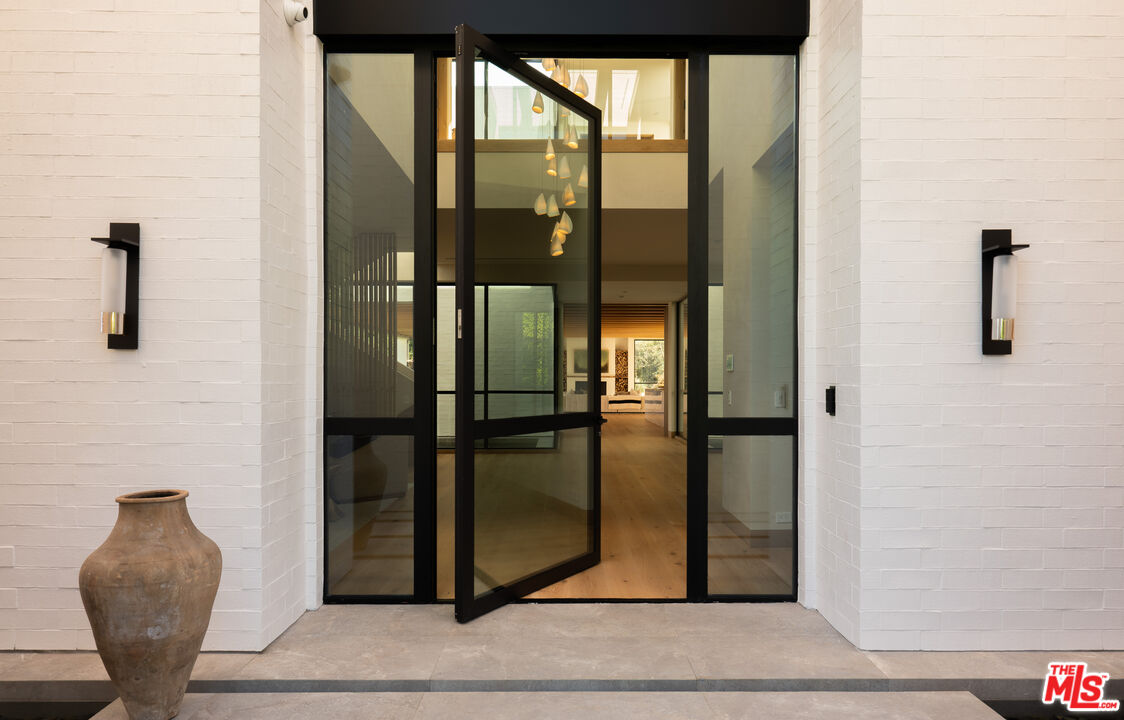 1307 N Doheny Dr