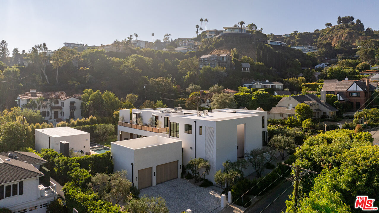 1307 N Doheny Dr