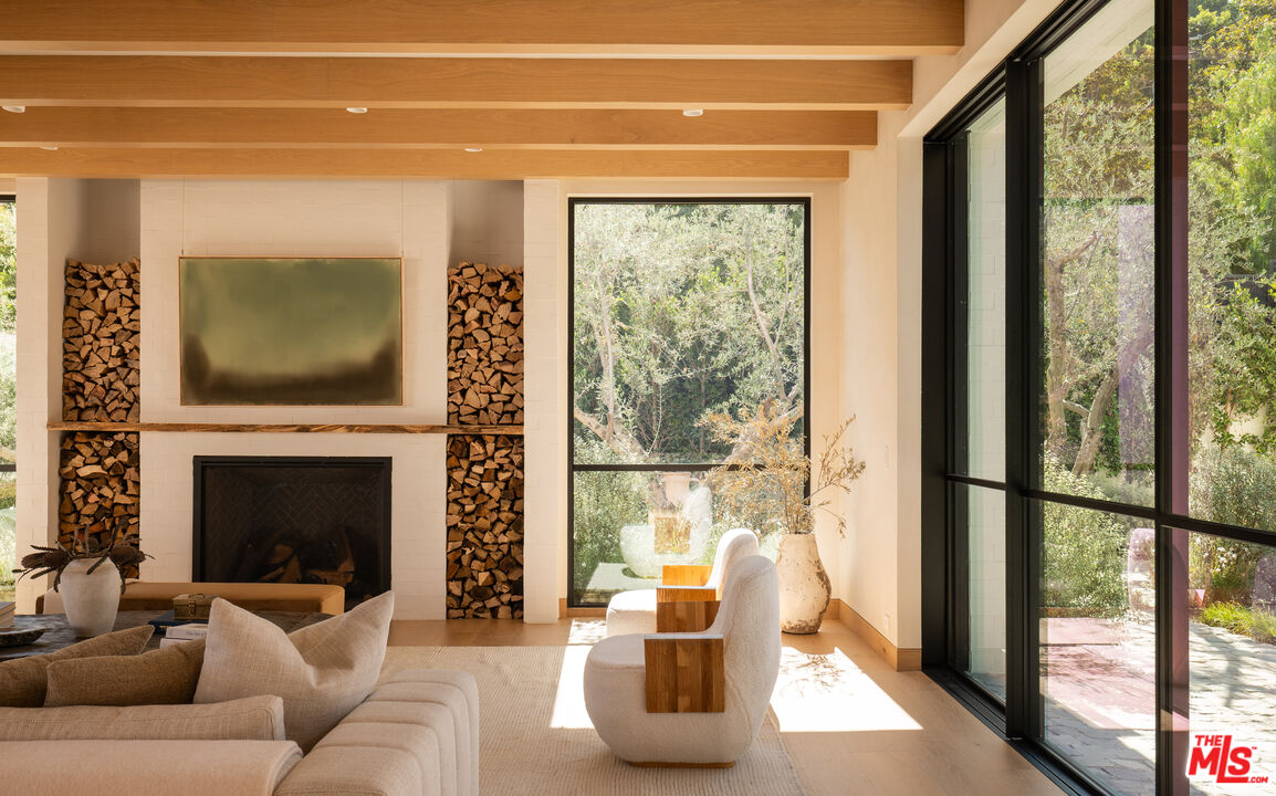 1307 N Doheny Dr
