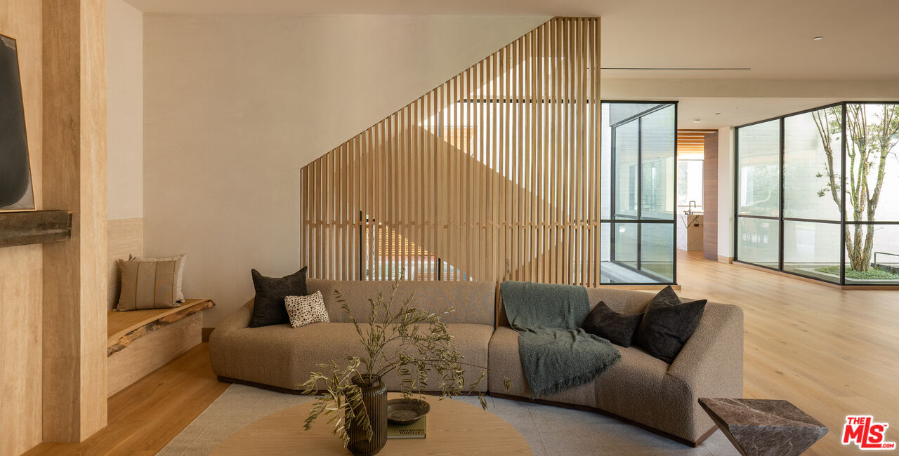 1307 N Doheny Dr