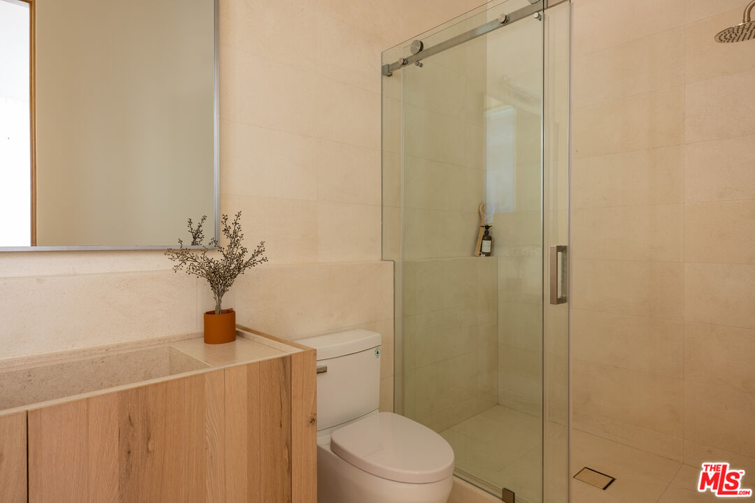 1307 N Doheny Dr