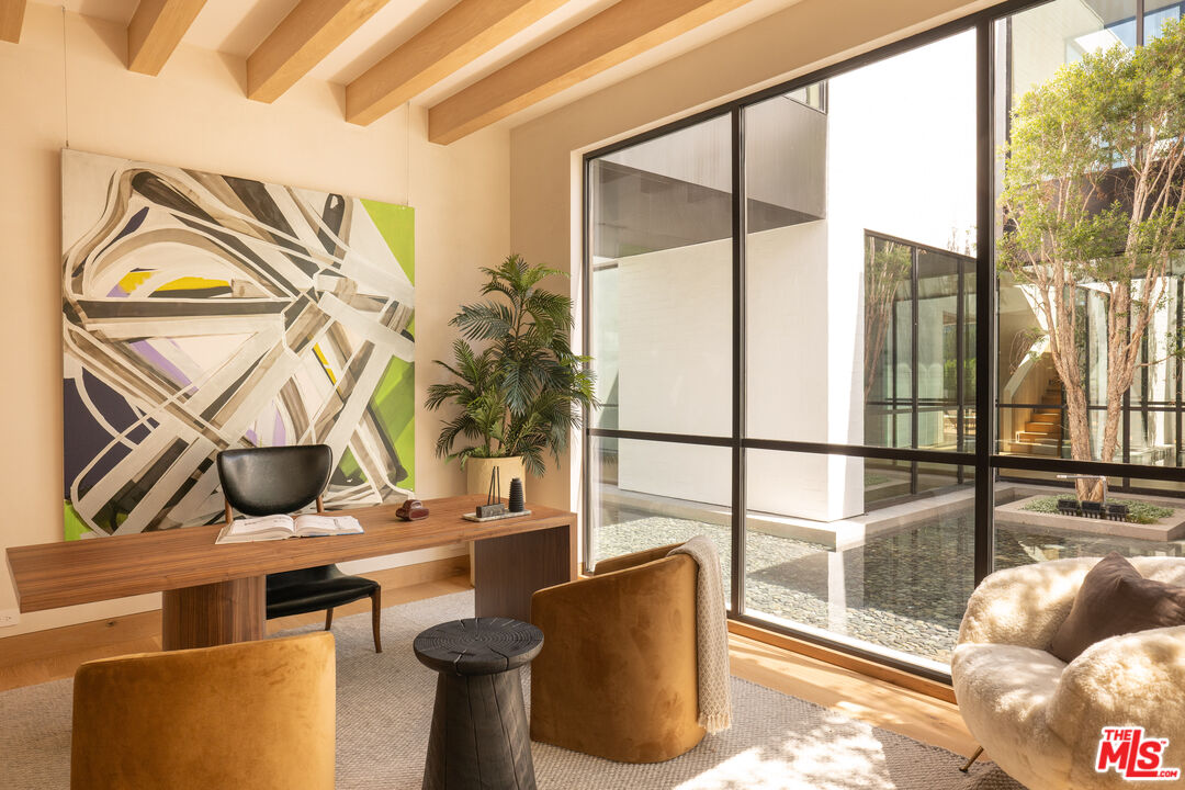1307 N Doheny Dr