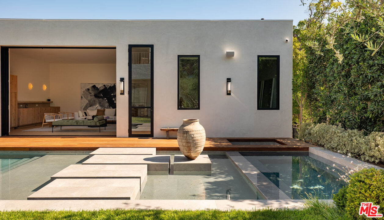 1307 N Doheny Dr