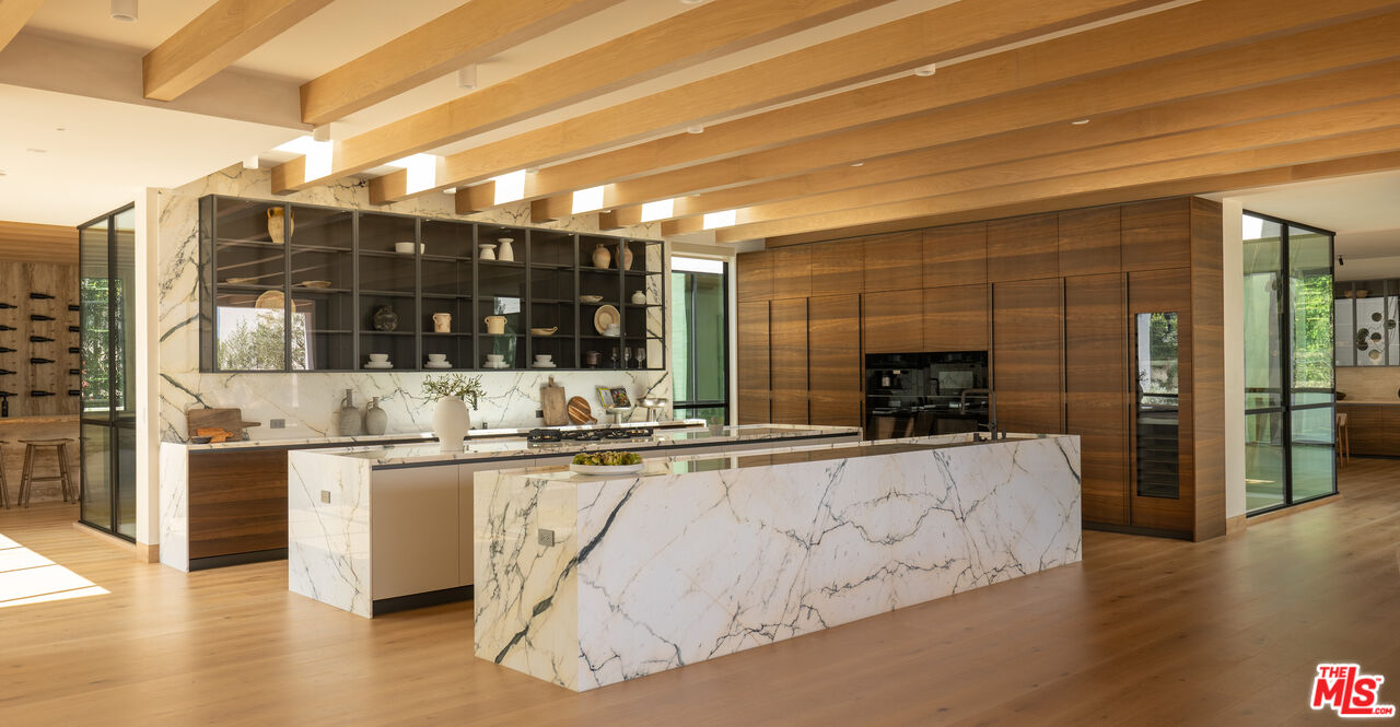 1307 N Doheny Dr