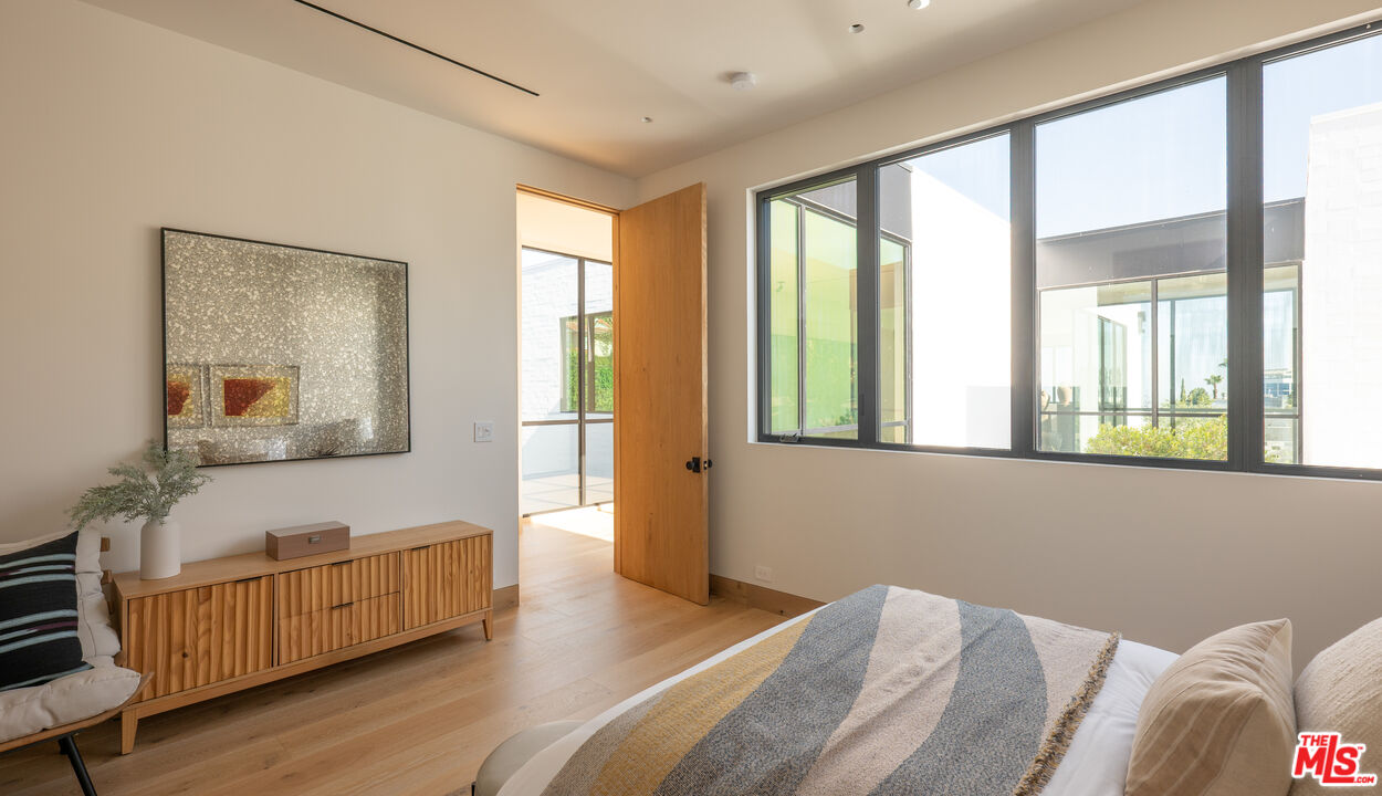 1307 N Doheny Dr